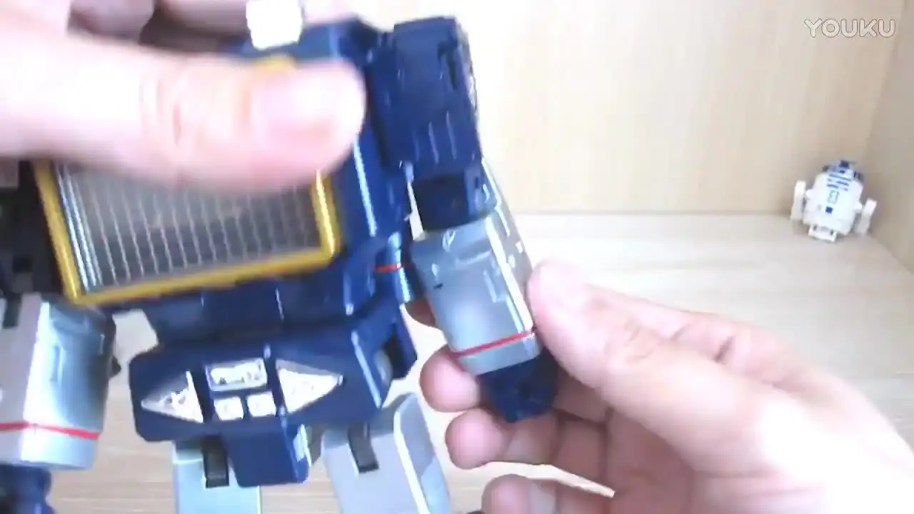Фигурка-трансформер Soundwave MP13