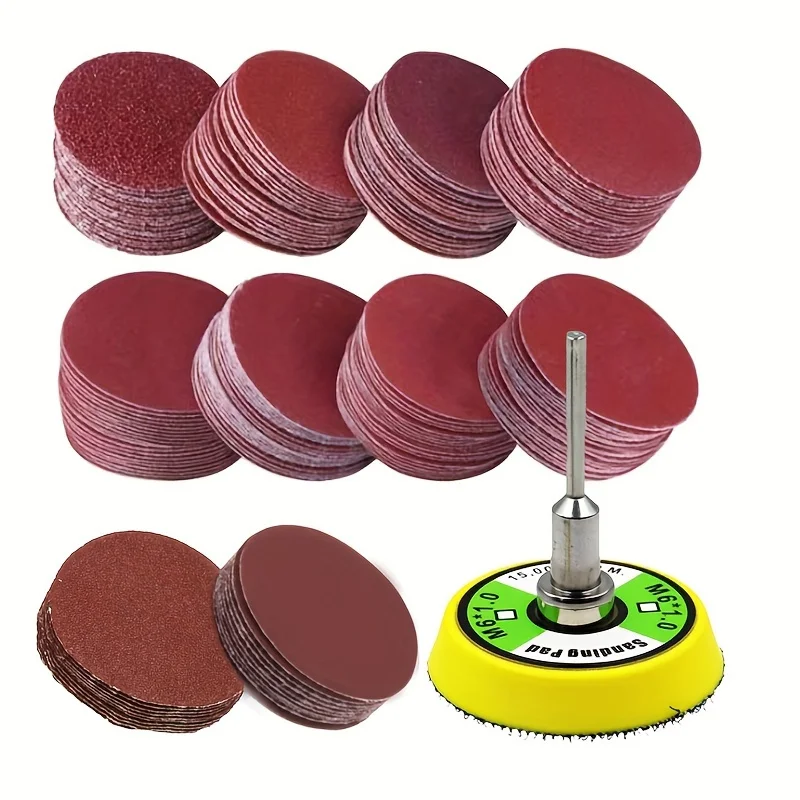 Assortiment de disques abrasifs de différents grains, du 60 au 2000, pour poncer et polir avec précision.
