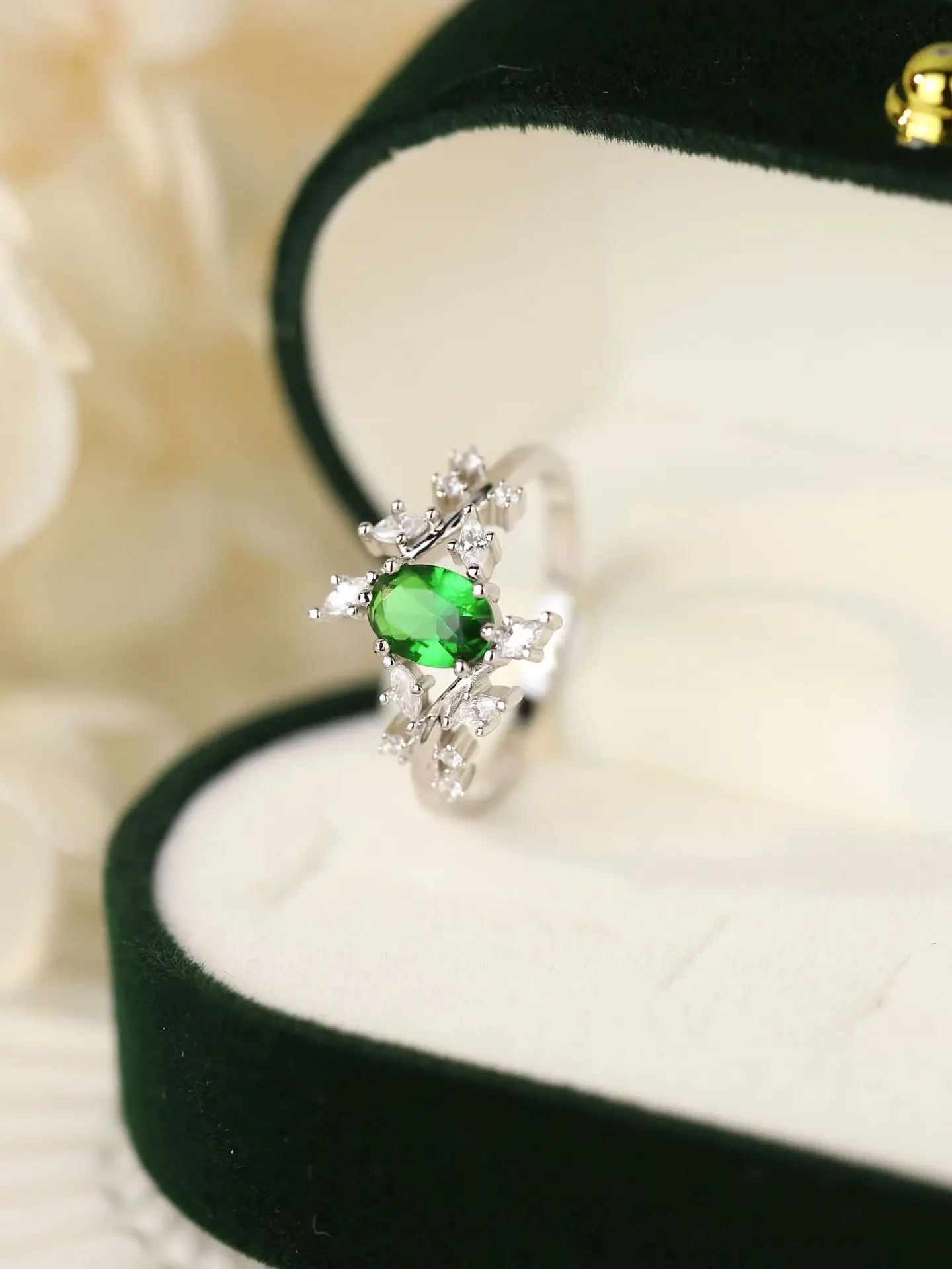 

Factory New Pure 925 Silver Ring with "Branch Oval Imitate Emerald" Decoration,Simple Design with Elegant Style as Wedding Ring