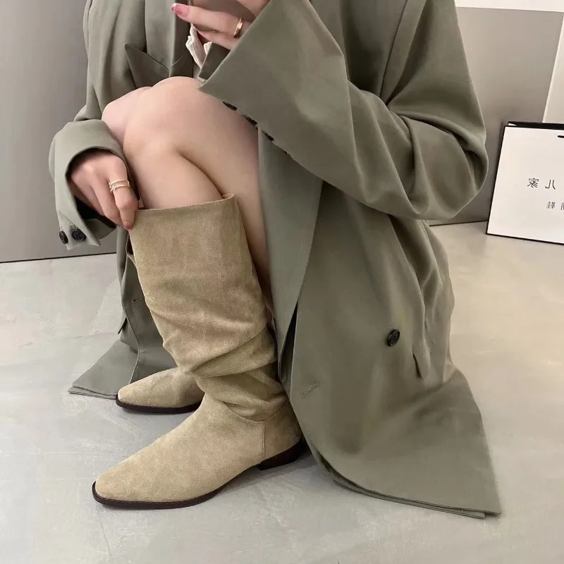 

Женские сапоги до колена, модные уличные Современные Сапоги, Женская однотонная плиссированная обувь на низком каблуке с острым носком, 2023