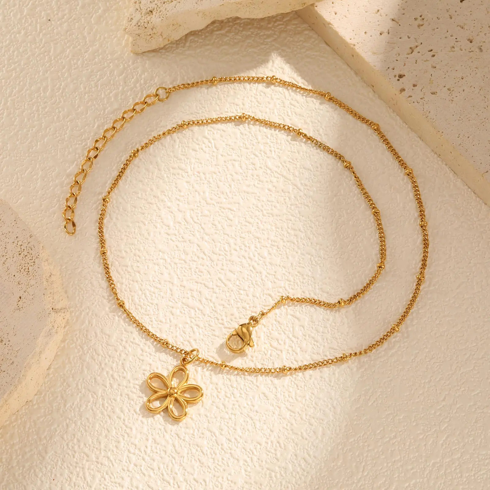 Schicke geometrische hohle Blumen-Tropfenohrringe für Frauen, goldfarbene Creolen aus Edelstahl, wasserdichter Modeschmuck – Detail 10