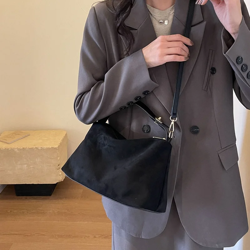 Advanced Retro Bag for Women 2025 New Textured Frosted Shoulder Bag with Large Capacity Crossbody Commuting Designer Luxury Bag