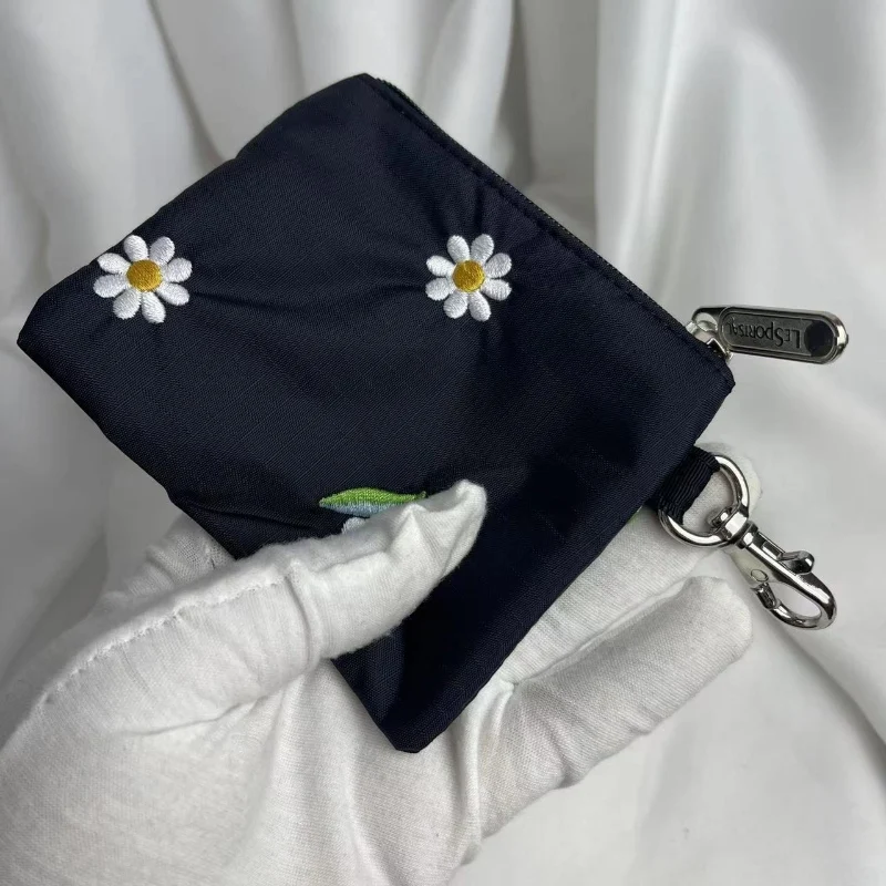 

Женский мини-кошелек с цветочной вышивкой и застежкой