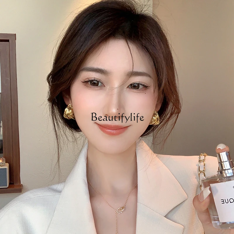 

Winding C- Shaped Earrings Niche Design Advanced Light Luxury Hong Kong Style Ear Studs