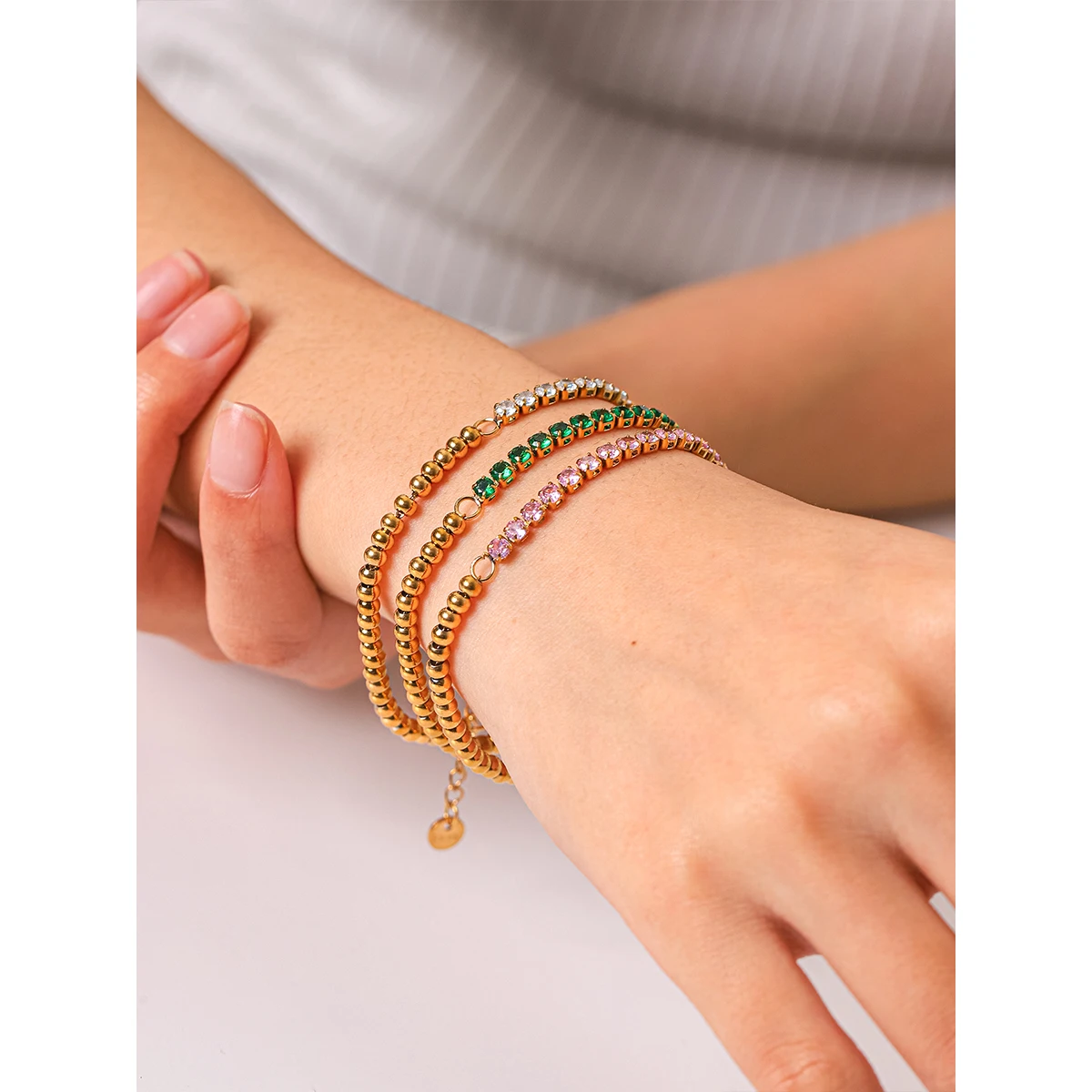 Neues schickes, dünnes, farbenfrohes Armband mit Zirkonia-Steinen, 18 Karat vergoldet, Edelstahl-Armreif für Damen, für den Alltag.