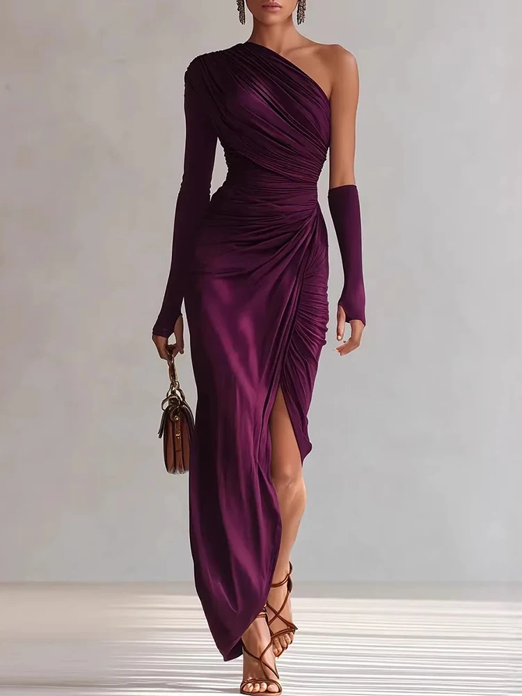 فستان بنفسجي بتصميم كتف واحد وكسرات جانبية