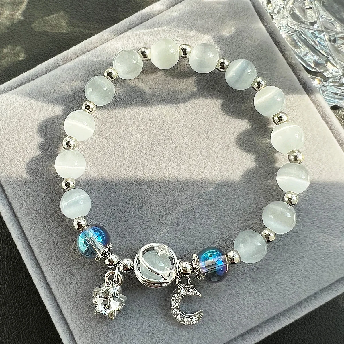 Bracciale elastico con perle cristallo blu e ciondolo a stella_voghion.com