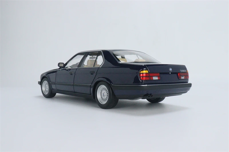 MINICHAMPS 1:18 730i (E32) 1986 Full Open Blue /White CAR