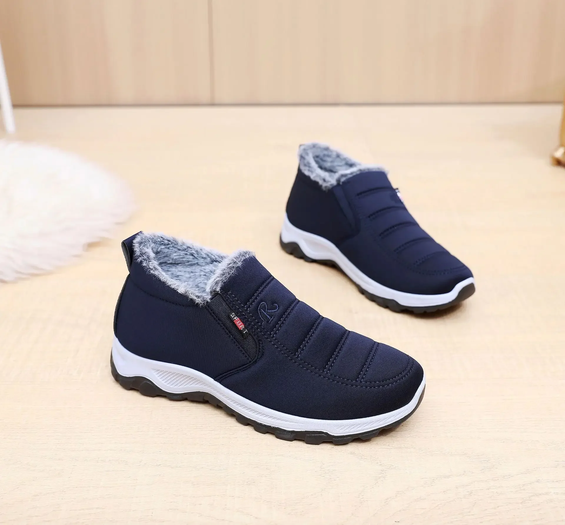 أحذية شتوية سميكة للنساء من القطن بكين سطح جلدي مقاوم للماء دافئ مبطن بالصوف ومضاد للانزلاق أحذية مريحة