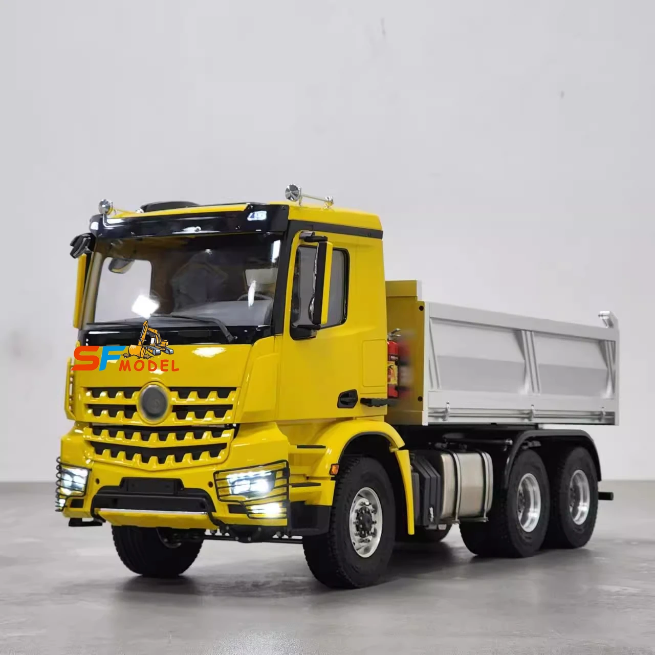 Camion benne RC hydraulique 6x6 1/14 RTR en action, benne en position de déchargement avec effet sonore.