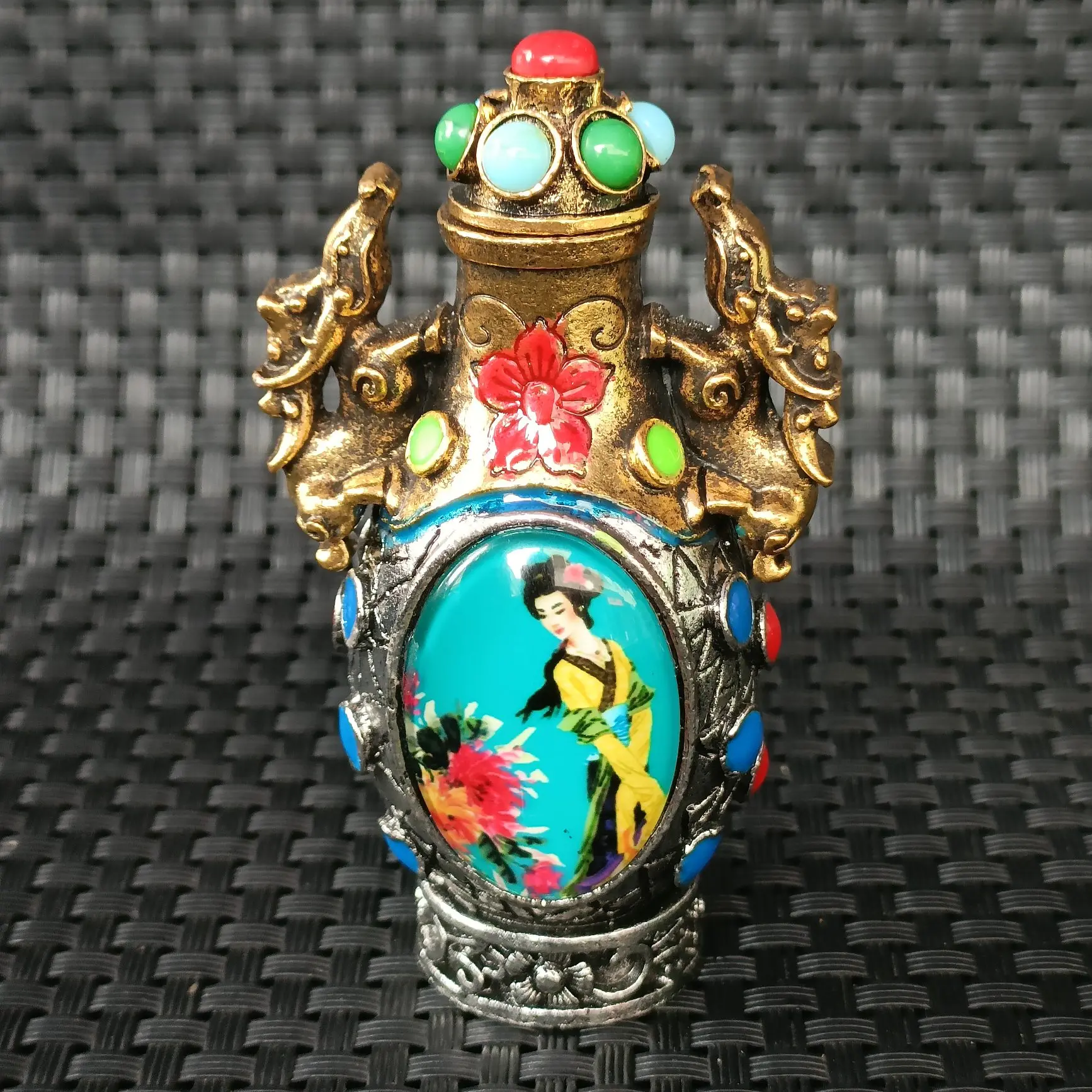 

Retro Tibetan Silver Glow Beauty Snuff Bottle Antique Collection Home Crafts
