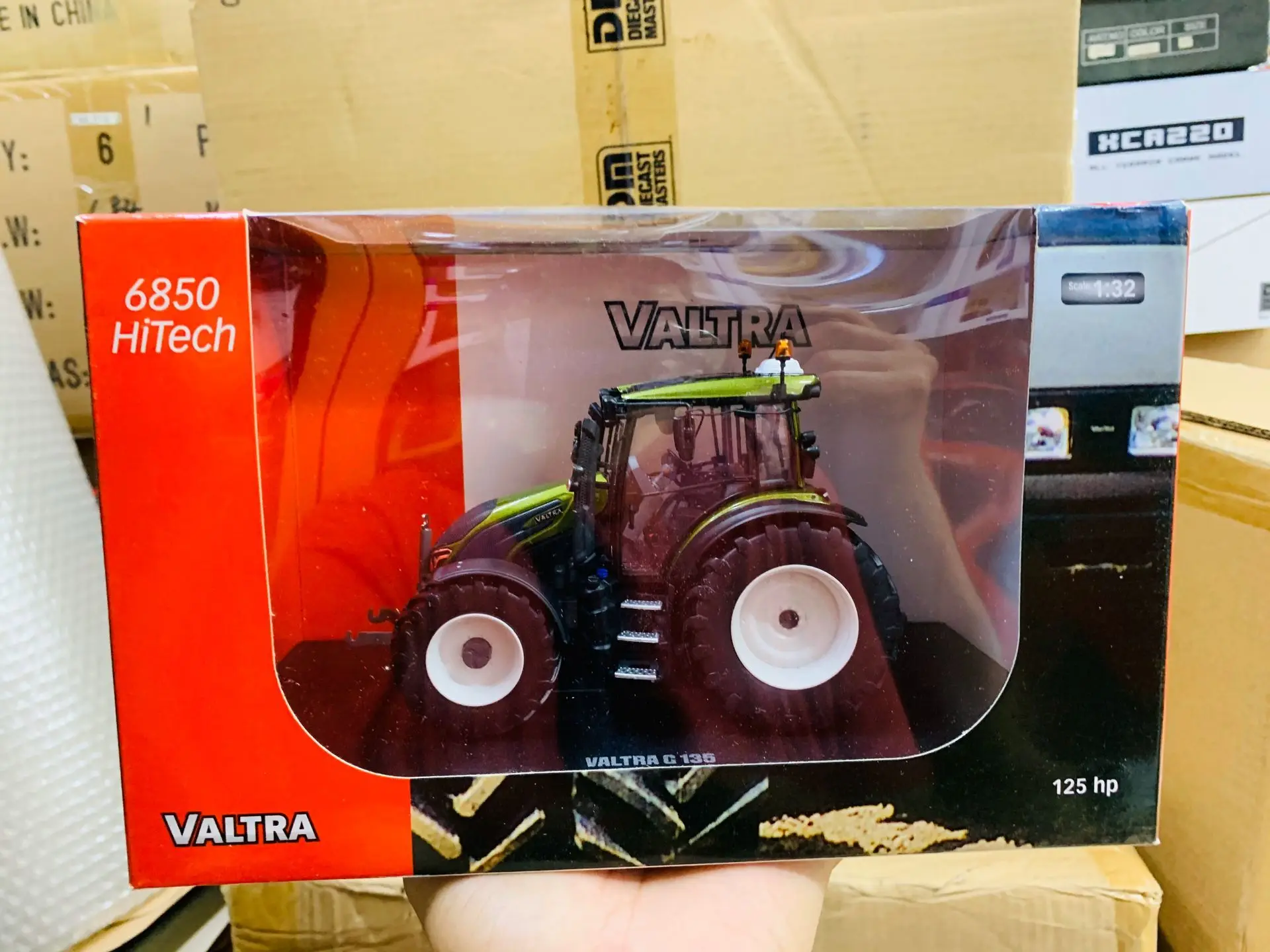 1:32 Scale Die-Cast Model Valtra G 135 Agricultural Tractor New in Box