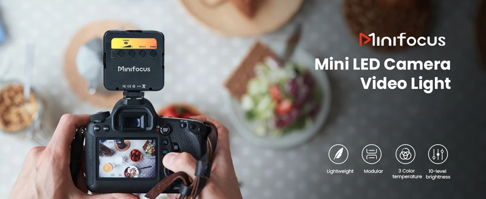 Compacte tweekleurige LED-videolamp afgebeeld op een rustige achtergrond