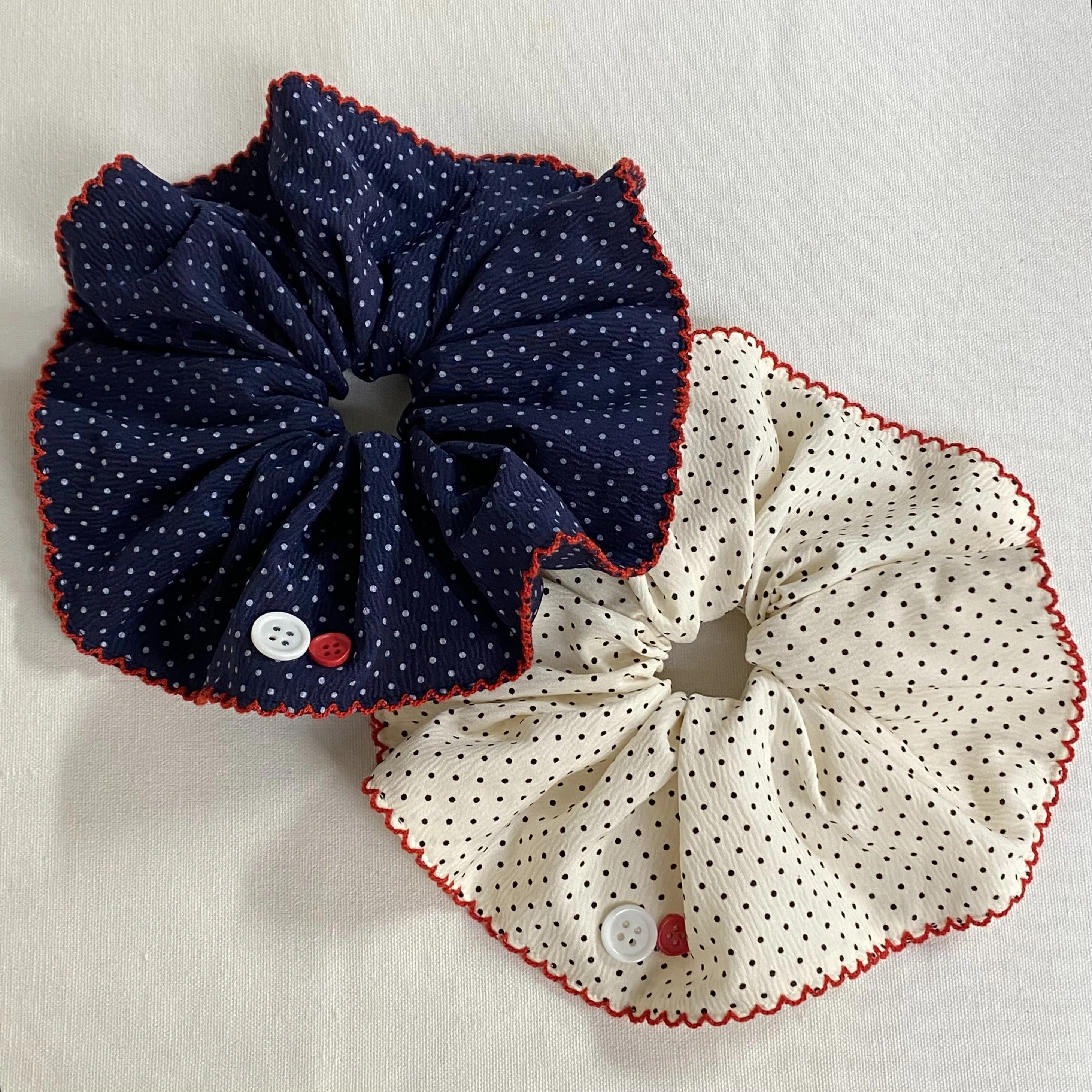1Pc Polka Dot Ruffled Hair Scrunchies Set, Cream And Navy Blue Hair Ties With Button Decor, Cute Hair Accessories For Women