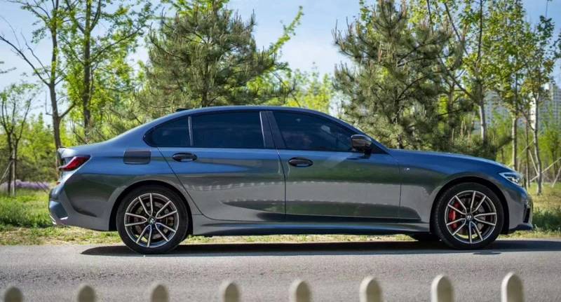 

Высококачественная Глянцевая жидкая металлическая самоклеящаяся виниловая пленка светло-серого цвета для самостоятельного обертывания автомобиля