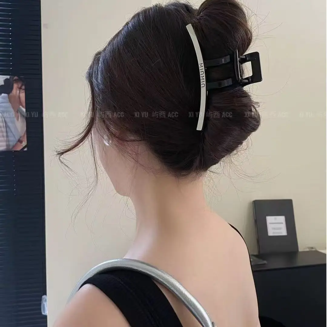 Gentle temperament, high-end feeling, letter clip, autumn and winter new model, shark clip at the back of the head, hair clip