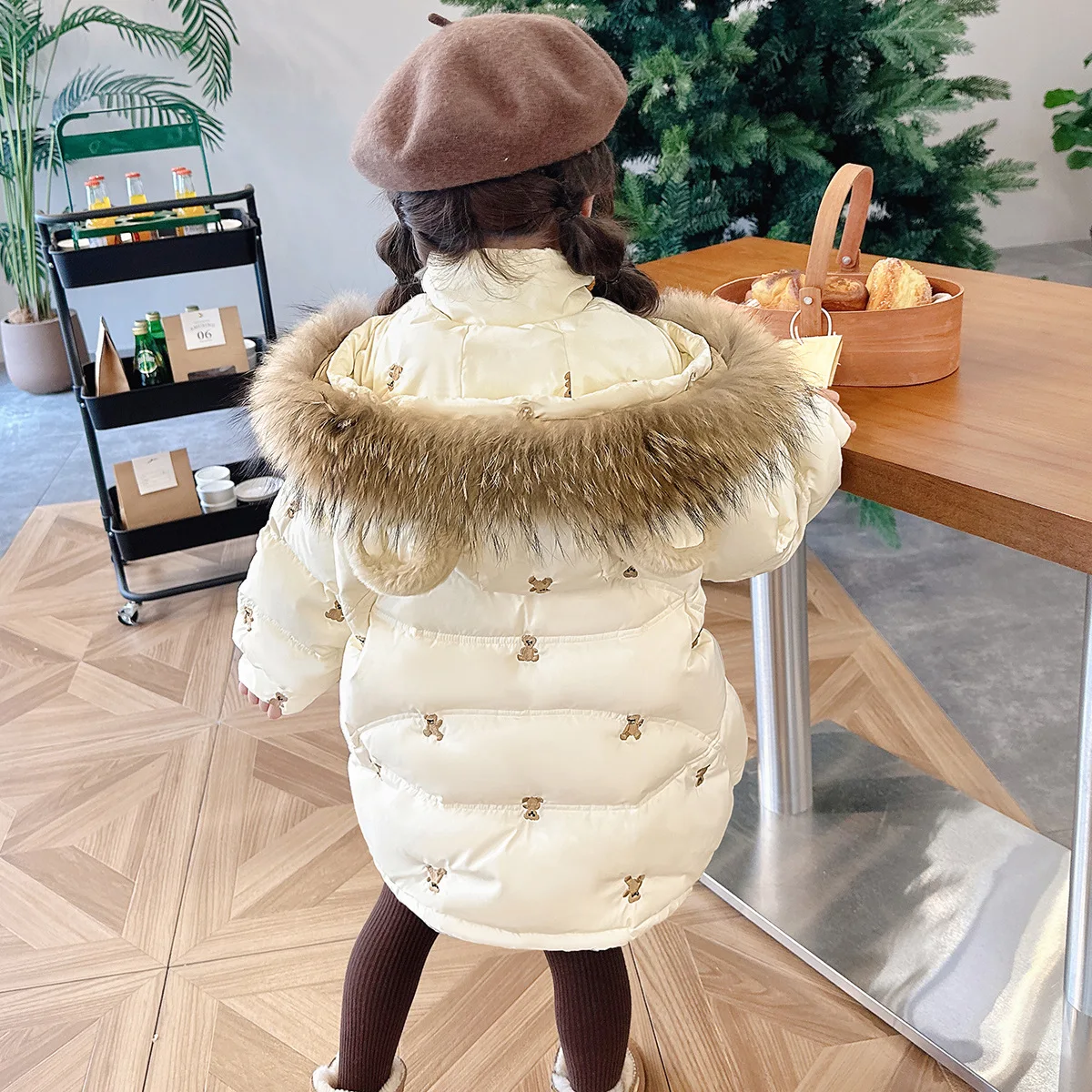 ジャケット・アウター EMBROIDERED FAUX FUR HOODED JACKET WHITE EMBROIDERED FAUX FUR HOODED JACKET WHITE