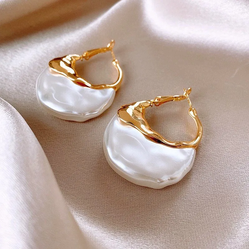 Elegant Faux Pearl Pendant Hoop Earrings for Women Niche Design Wrinkled Bag Shape Earring Anniversary Jewelry Gifts