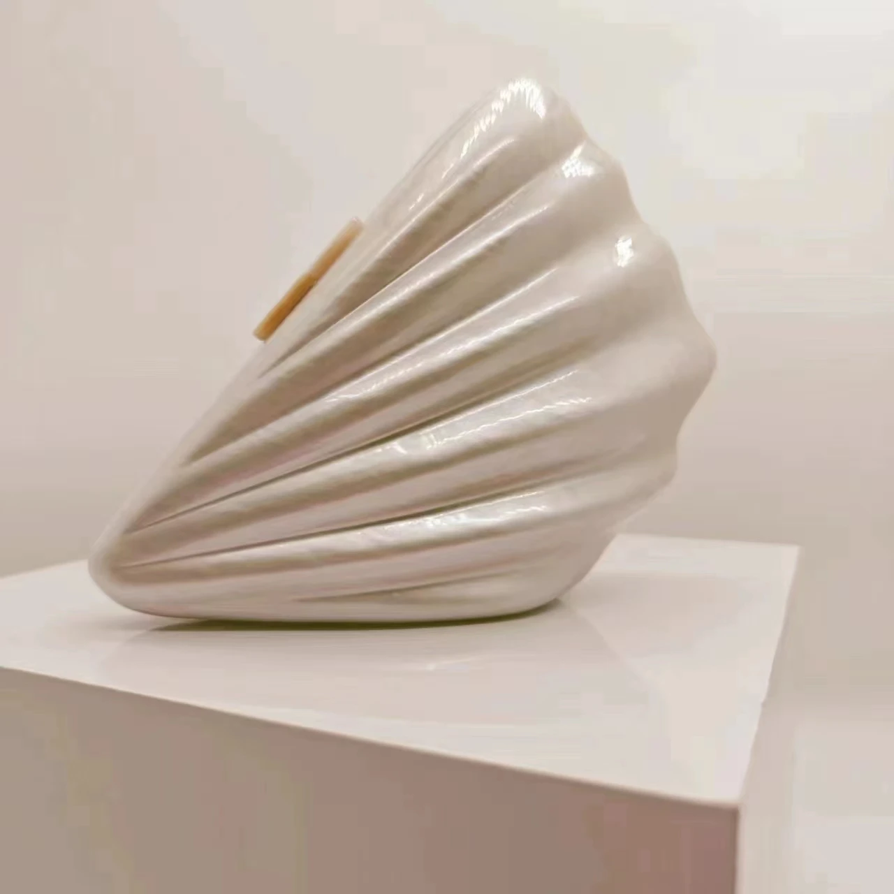 

2024 New Niche Scalloped Shell Acrylic Dinner Bag Fashionable And Simple Wedding Clutch Bag Popular Versatile Chain Bag Mini