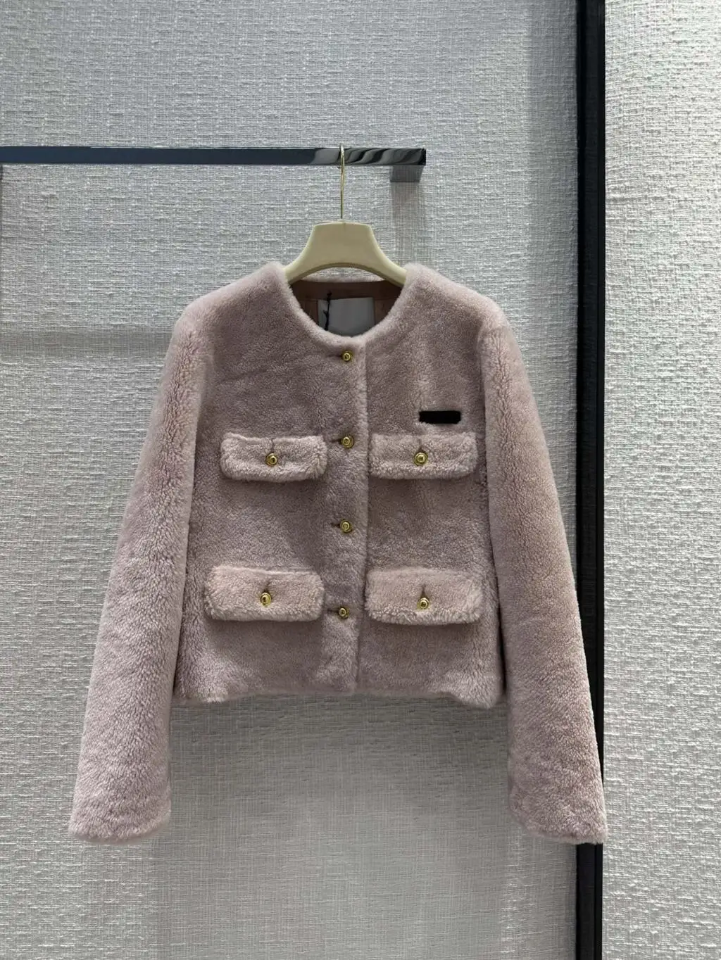 

2023 Autumn and winter new, lamb wool coat, fur one! Delicate, thin and soft! Very warm.