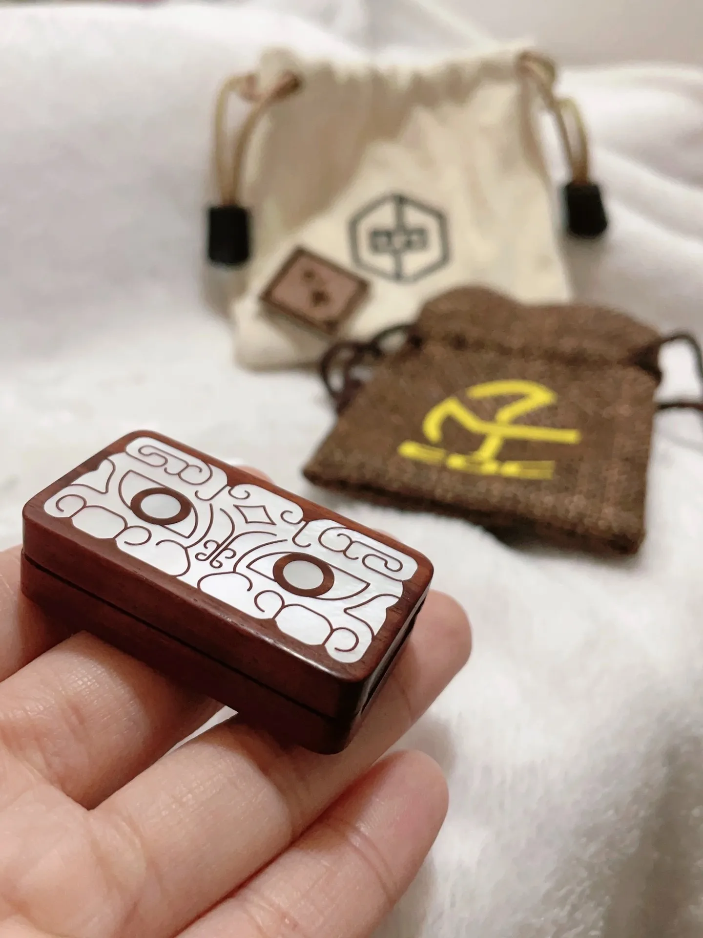 

Jiuding Push Card EDC Push Card Xiaoye, фиолетовое сандаловое дерево, белая бабочка, Вибрирующая карта, декомпрессионная игрушка