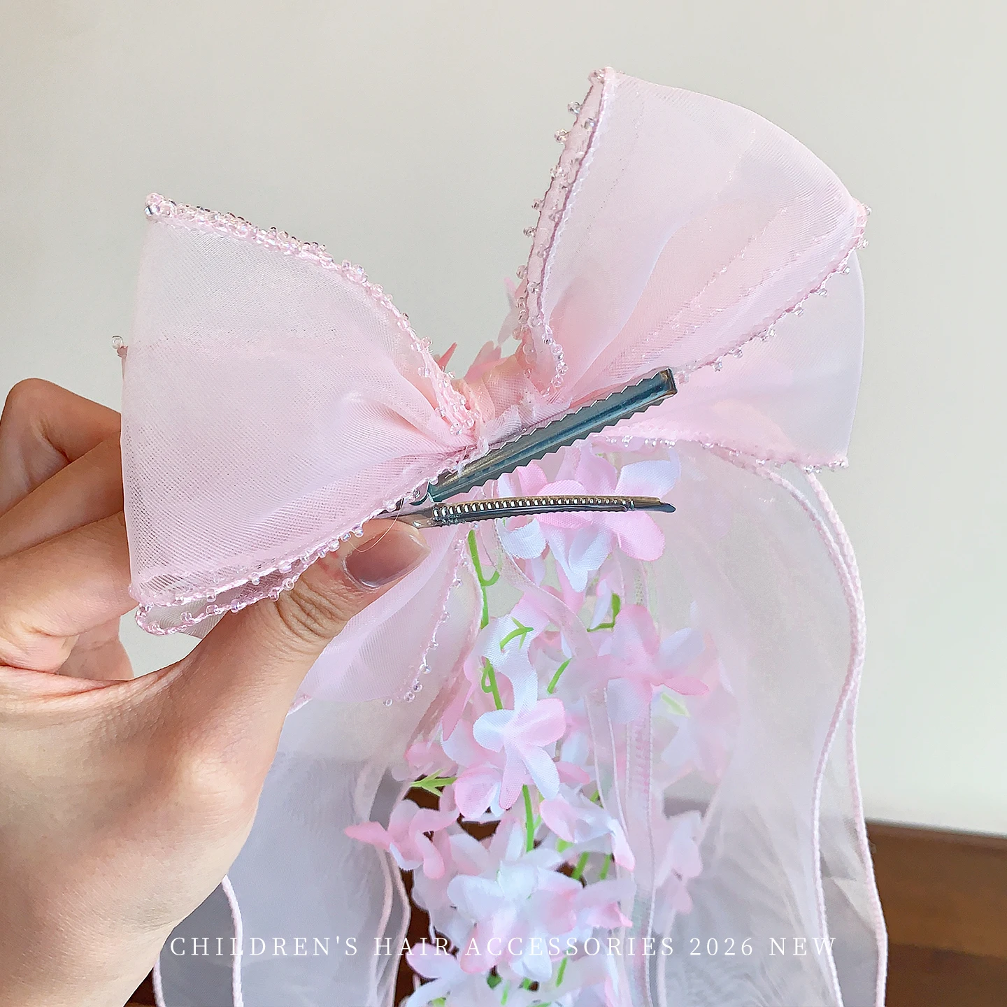 2026 Neue Modische Rosa Tüll-Schleife Quasten-Haarspange für Mädchen und Kinder, Frühlings-Haarklammer mit Niedlicher Hängender Blume und Langem Band für Kleinkinder – Detail 6