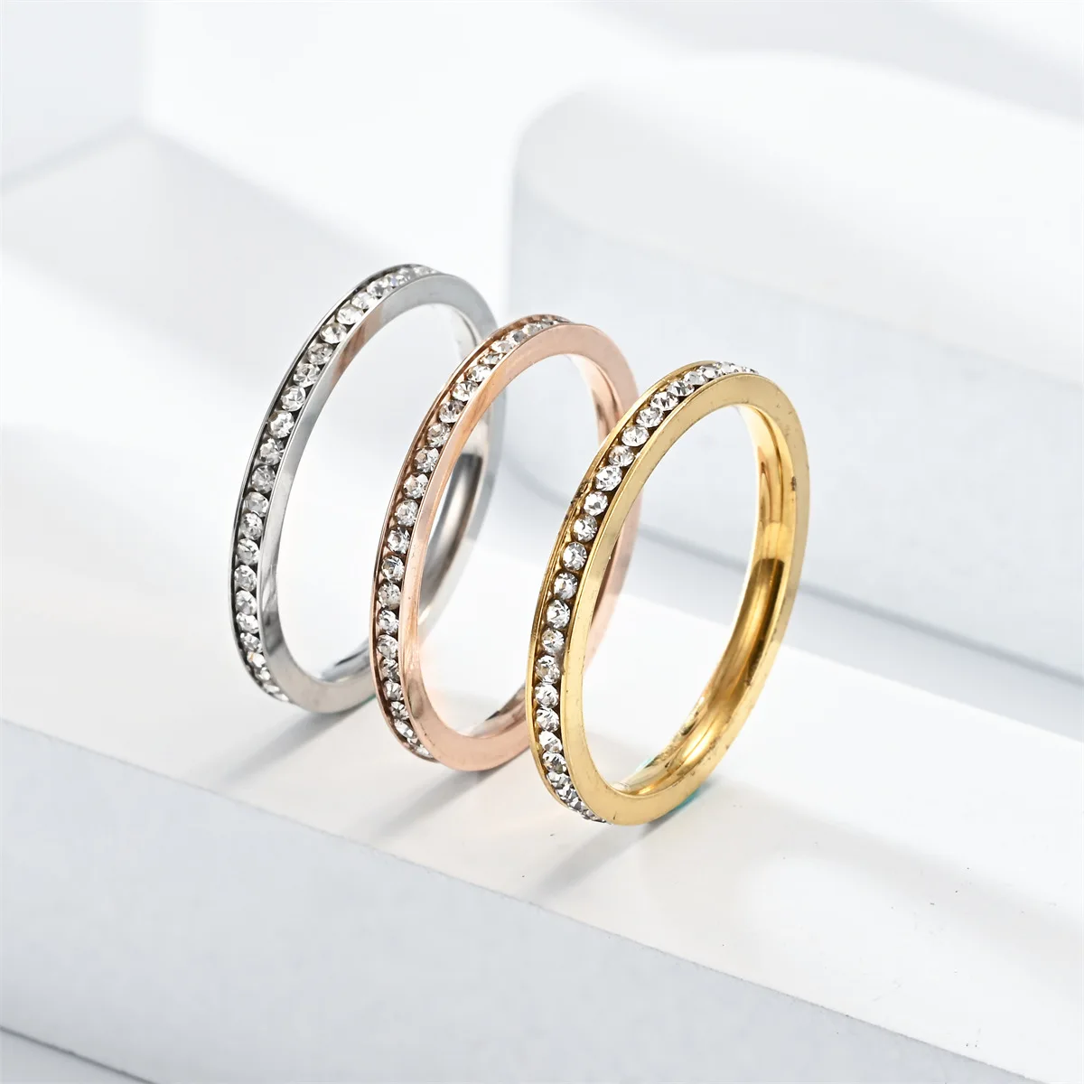 Anillo Minimalista de Acero Inoxidable con Zirconia Cúbica (2 mm) Se9bbc2fb5f304f768bfebbbde3831b95c