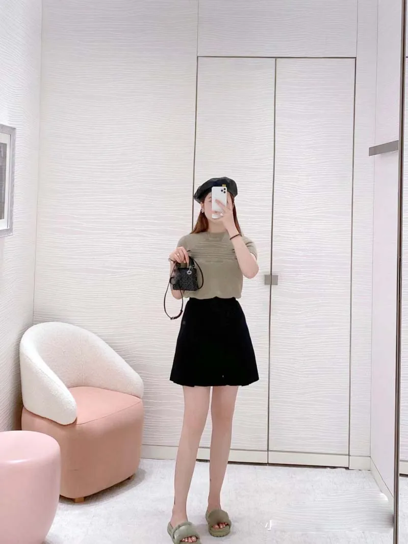 

College style fashion and leisure copy versatile daily commuting, reducing age and slimming appearance, button pleated skirt
