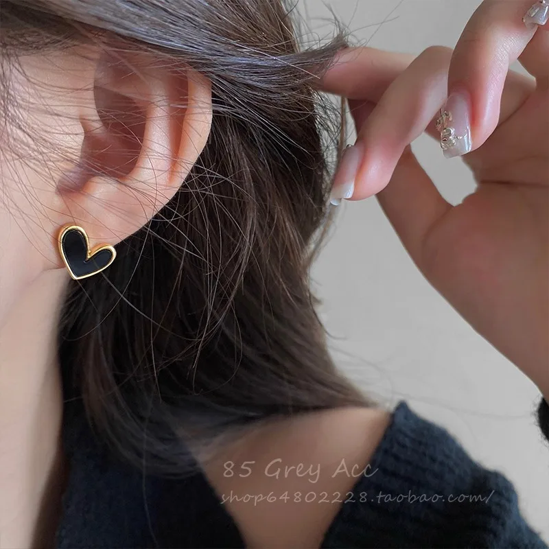 

Black White Heart-Shaped Earrings Female niche Design Earrings Anti Allergic high-end Elegant Accessories