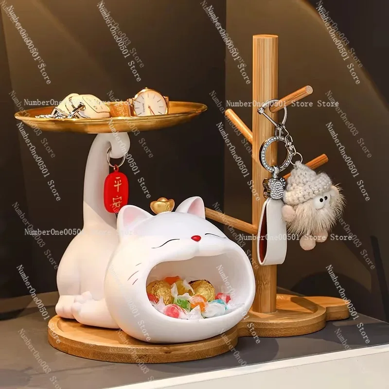 입구 수납 선반 마네키네코가 문 장식에 열쇠를 놓아두었습니다.
