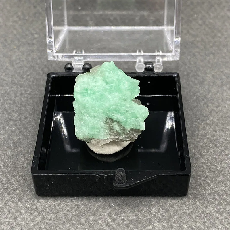 100%  Natural Emerald Mineral Specimens Stones and Crystals Healing Crystal   +Box size:35*35*35 mm