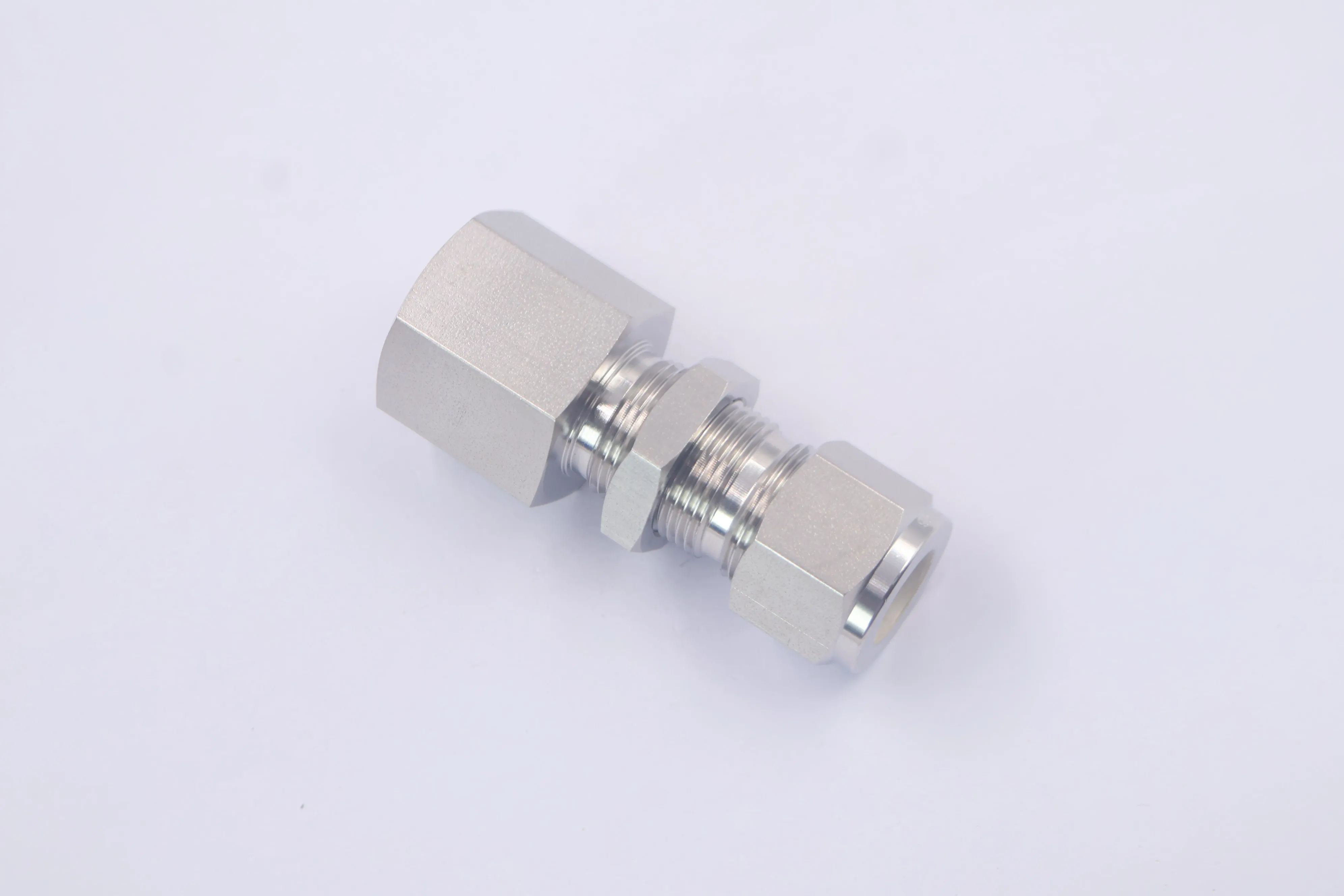 SS-810-71-8, Tube Fitting, Bulkhead Female Connector, 1/2 in. Tube OD x 1/2 in. Female NPT, Can Combination with Swagelok