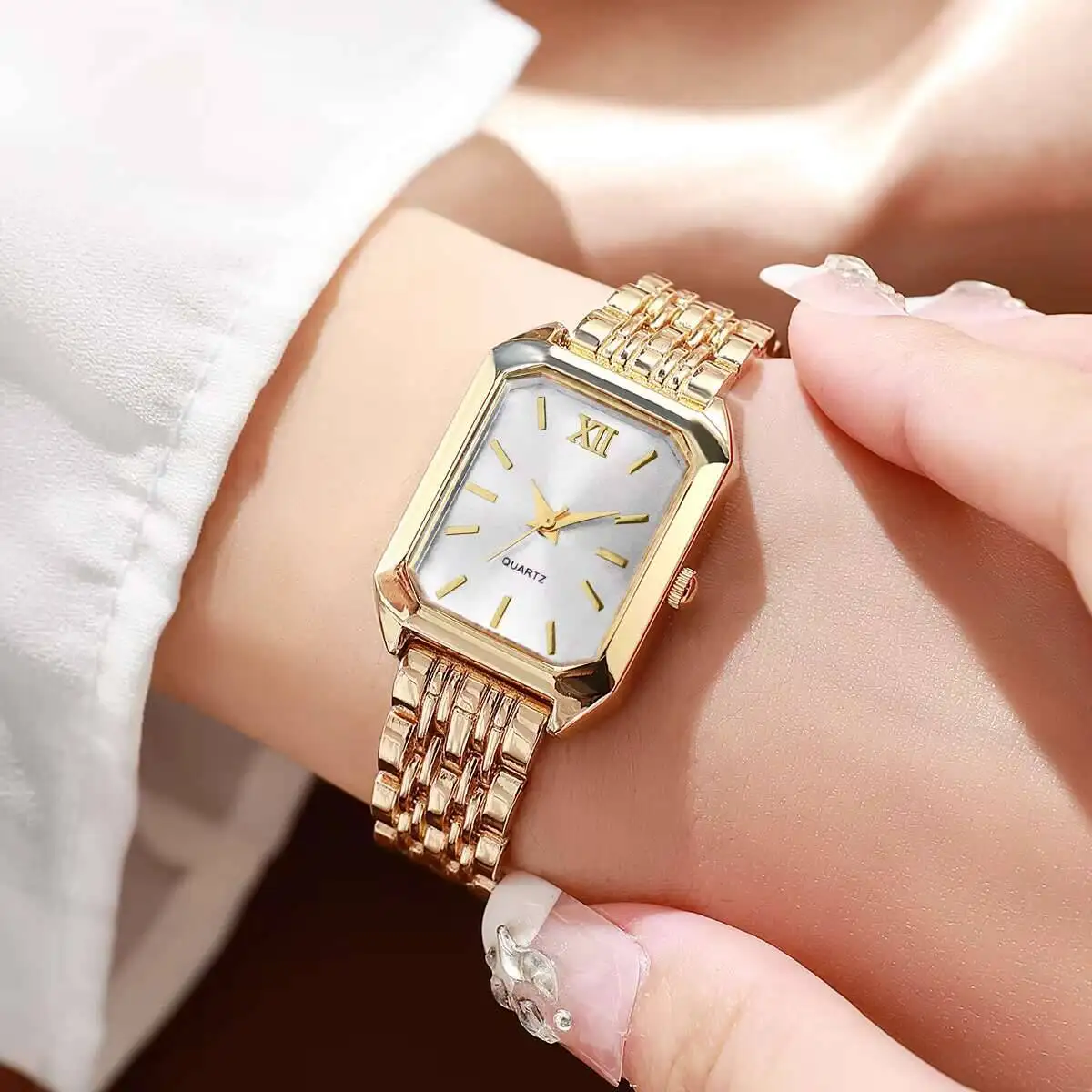 ساعة كوارتز نسائية مستطيلة على الموضة ساعات يد  فاخرة Reloj Mujer ساعة هدية للبنات (بدون صندوق)