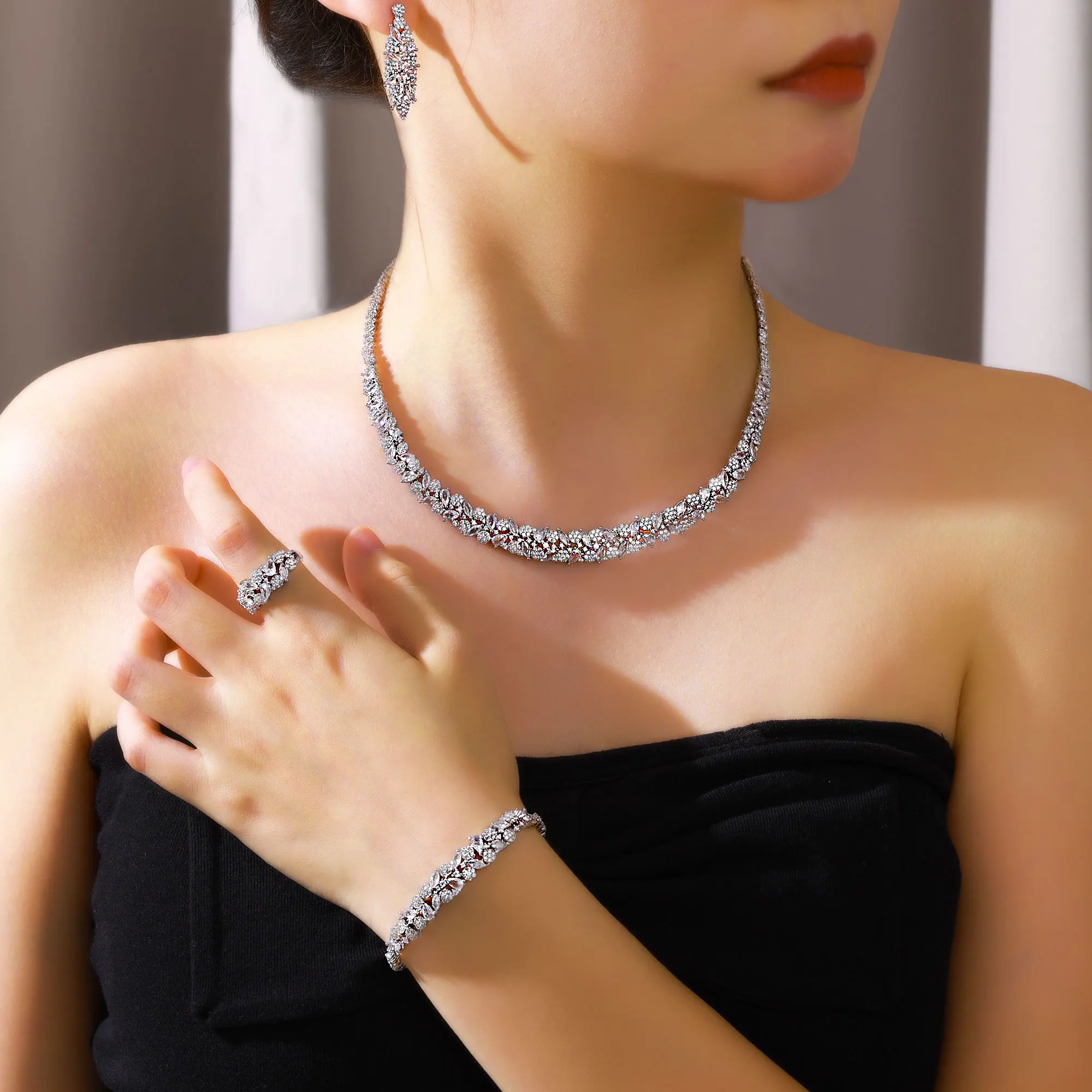 Bridal jewelry set close-up 1
