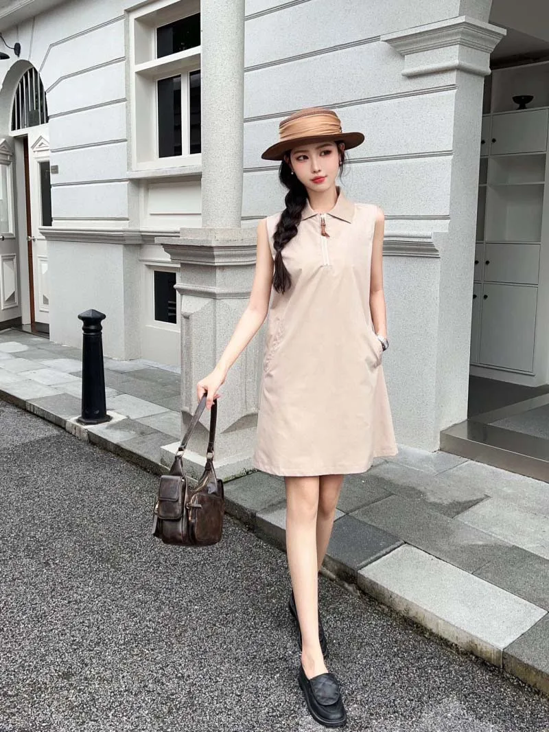

British street workwear style, fashionable and casual trend, versatile and generous lapel sleeveless dress