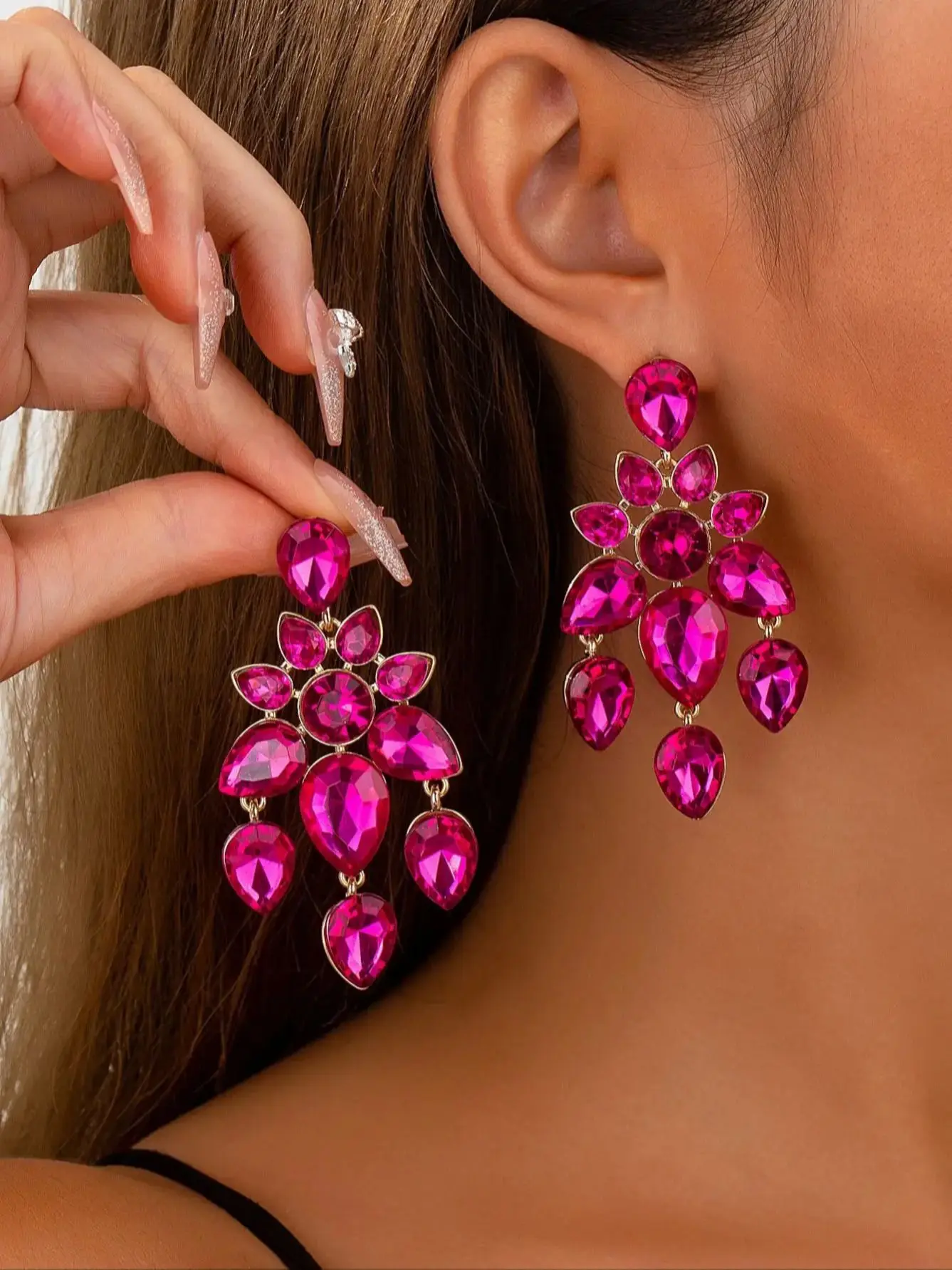 A Pair of Bright, Luxurious and Elegant Rose-Red Full-Diamond Earrings