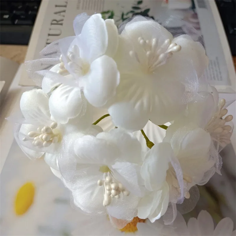 thumbnail image 1 of Lote de 6/10/12/70/90 piezas de bayas de estambre de cereza con flores de marfil híbridas, caja de regalo para tarta de boda y Navidad, decoración de coronas, 1 of 5