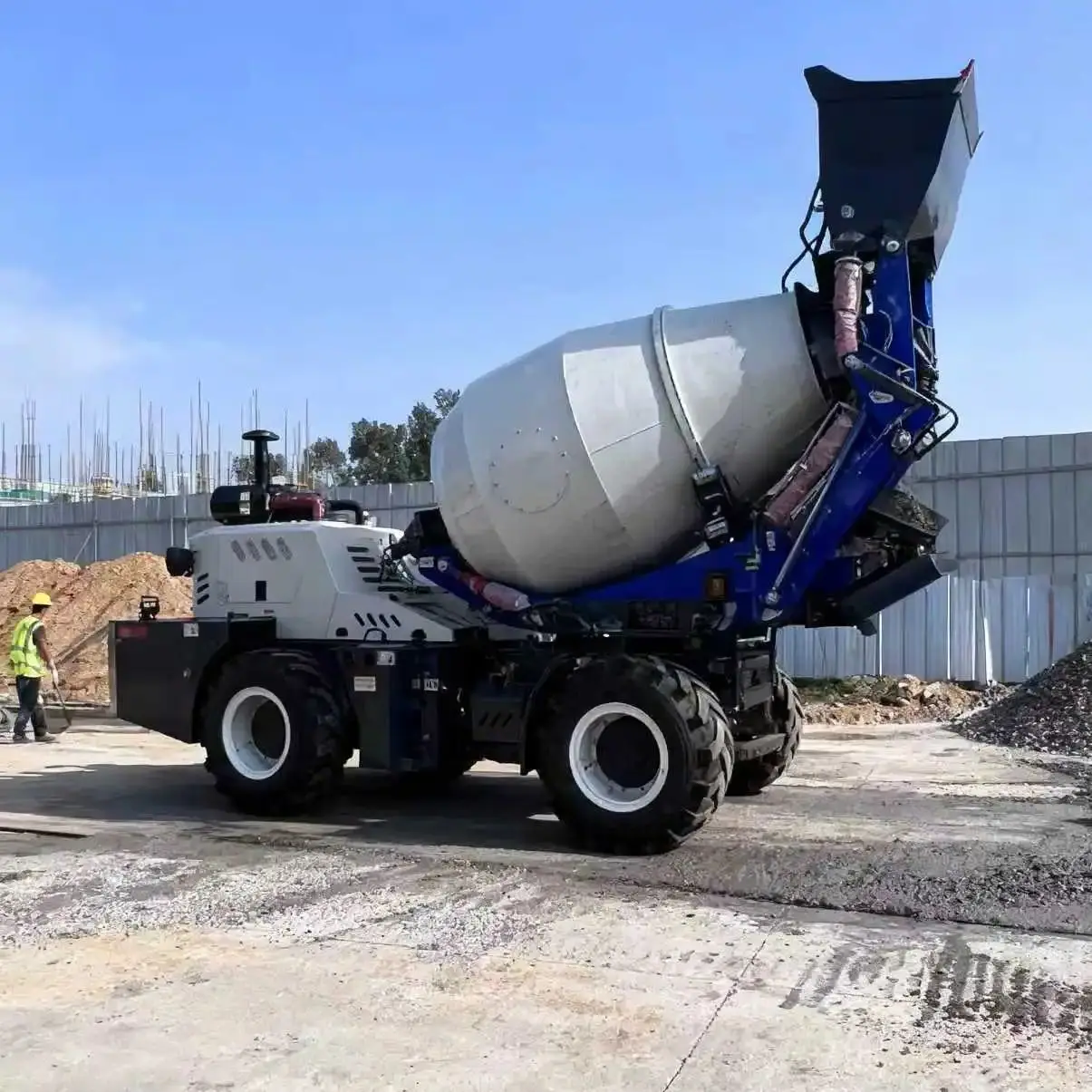 Neu entwickelter selbstladender mobiler Betonmischer für LKW/LKW-Betonmischer mit Lader zum Verkauf