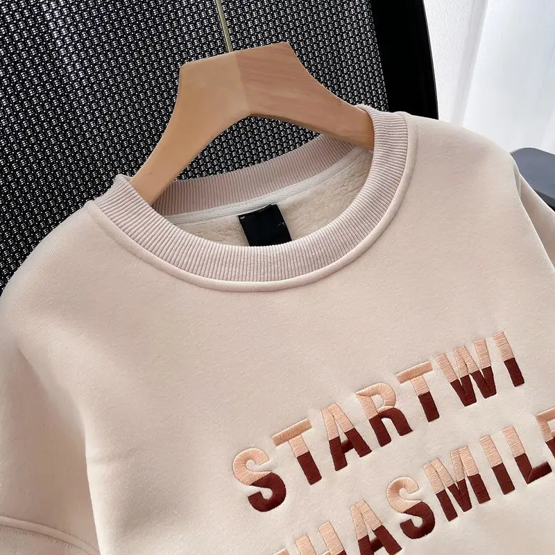 Рисунок 3 - Женская толстовка с Вышивкой Букв EBAIHUI