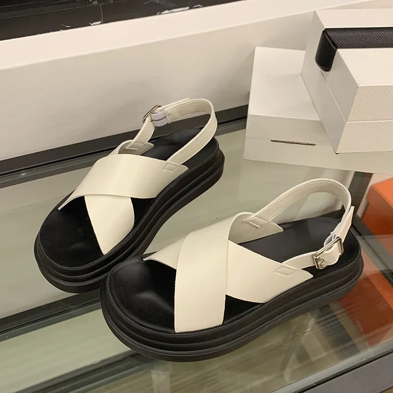 

Thick-soled sandals for women wearing the summer of 2024, the new light and casual casual one-line cross-buttoned Roman shoes