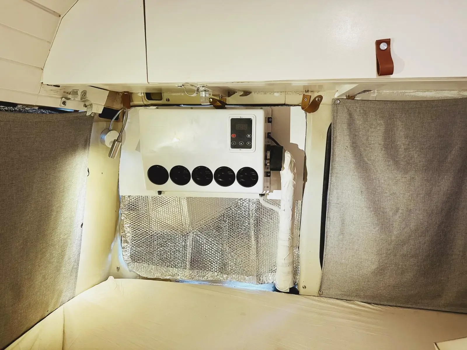 Mini Split Quiet And Comfortable 24v 12v Air Conditioner For Truck RV Excavator 3800 10000 Btu 3