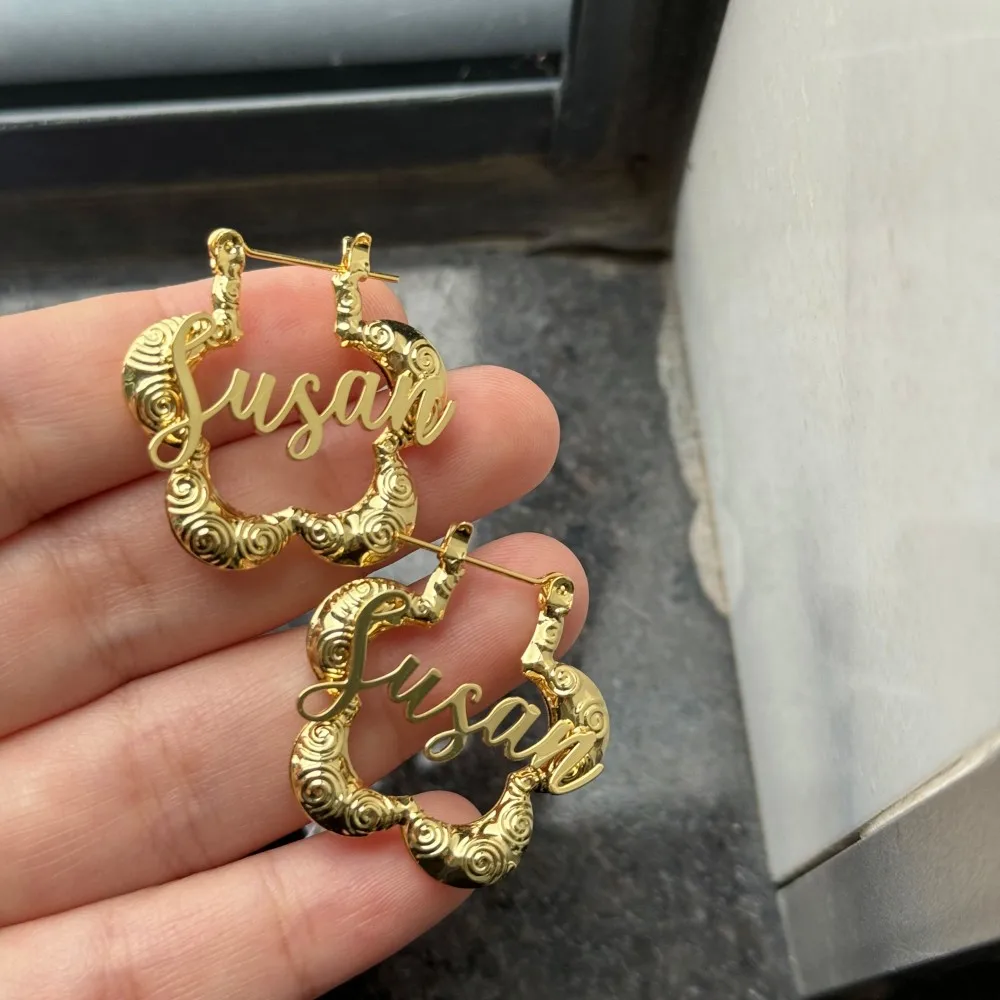DUOYING 맞춤형 명판 귀걸이, 30mm 꽃 맞춤형 글자 후프 쥬얼리, Chlidre``s 귀여운 선물