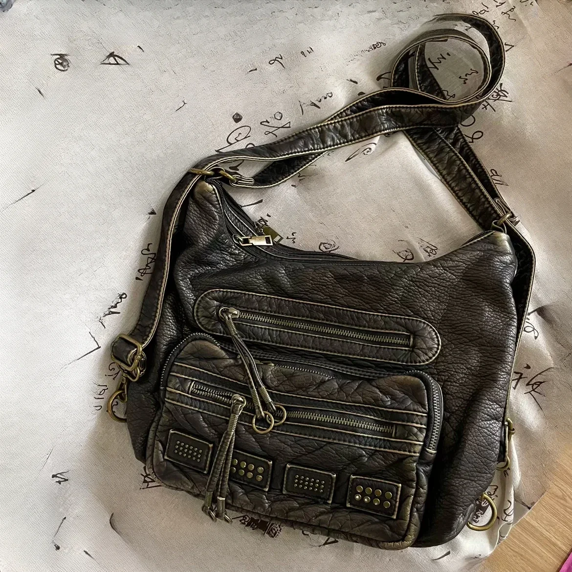 حقيبة يد نسائية عصرية بتصميم كلاسيكي مزينة ببرشام،...