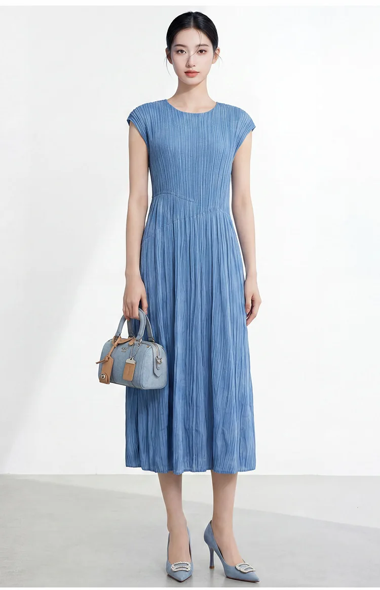 Lo splendido abito etereo di Miyake del 2026: gonna a trapezio a vita alta, vestibilità morbida, snellente, dallo stile delicato ed elegante. - Image 5
