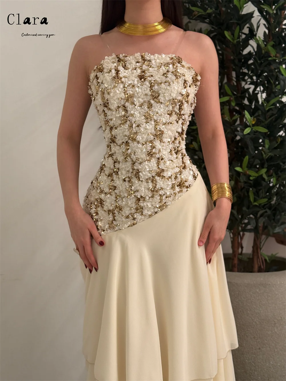 فستان كريمي بطبقات ناعمة وتطريز أنيق