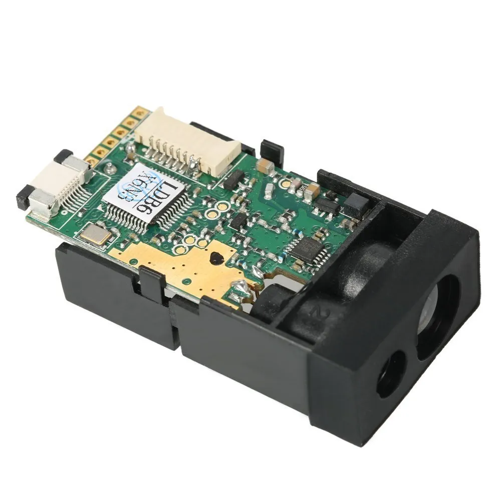 Gros plan sur la lentille du module télémètre laser 50 mètres TTL RS232 485 pour drone et microcontrôleur