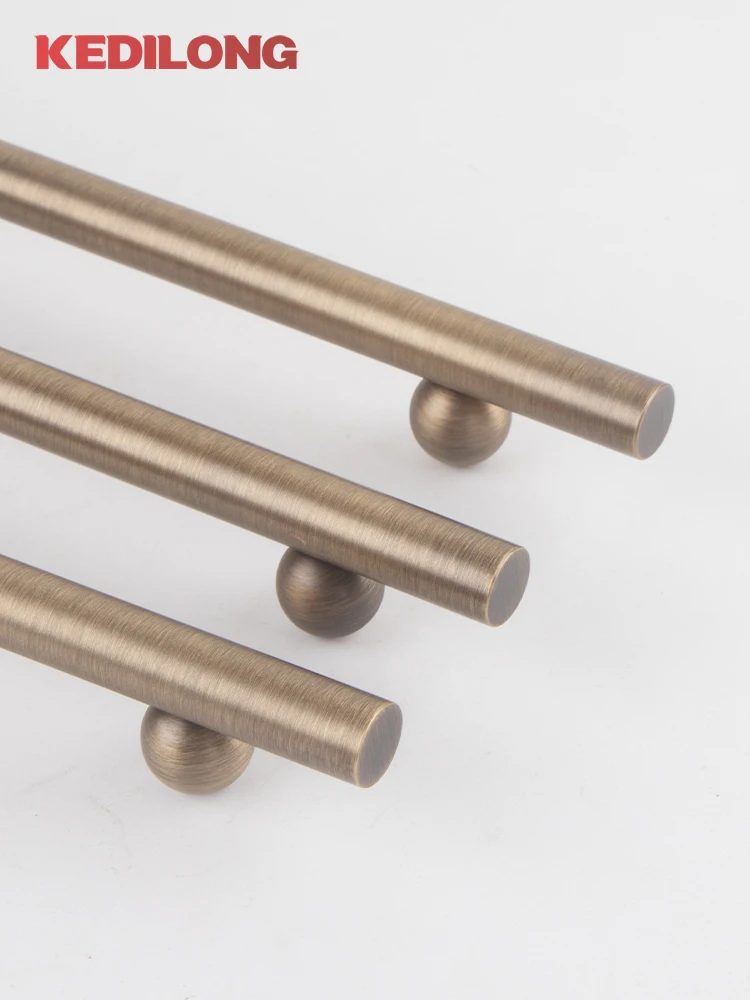 มือจับตู้ครัวทองเหลืองแท้สไตล์ยุโรปย้อนยุคสีบรอนซ์หรูหรา มือจับยาวแบบโบราณฐานทรงกลม 1