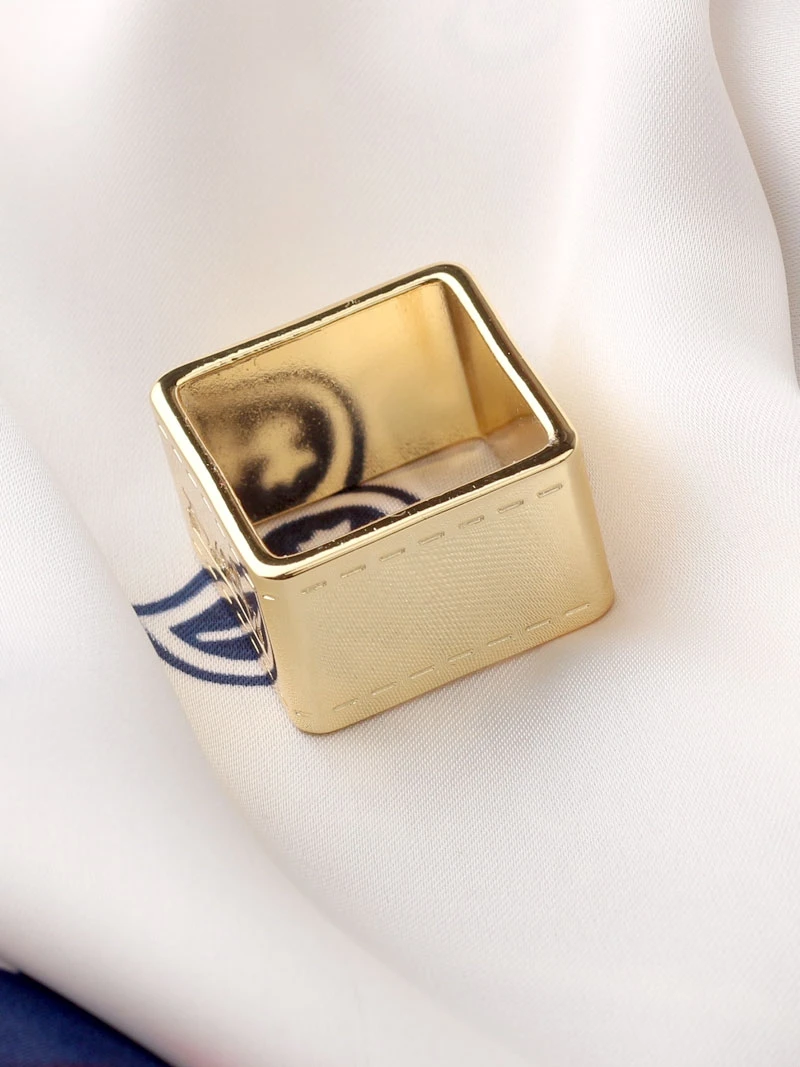 Рисунок 4 - Мужской шарф-кольцо с пряжкой