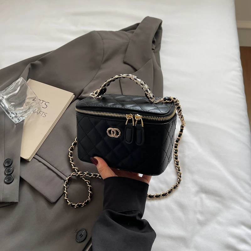 حقيبة يد أنيقة وعصرية، بتصميم فريد وشعار حروف مميز...