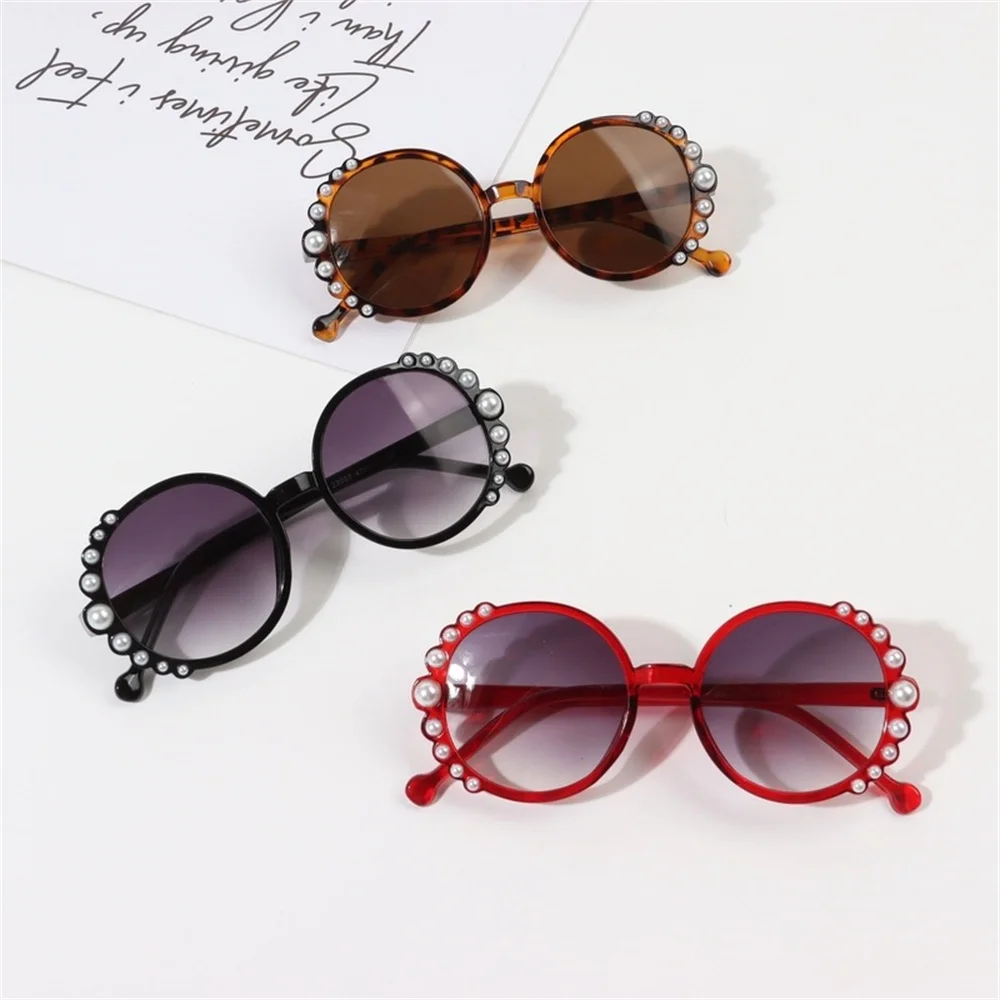 ROUND-FRAME SUNGLASSES WITH PEARLY PRINCESS CHAIN –